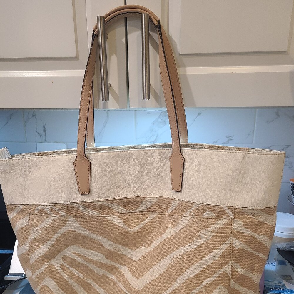 Coach Set Zebra Print Extra Large Canvas Resort Tote Bag with Wristlet - Picture 6 of 8